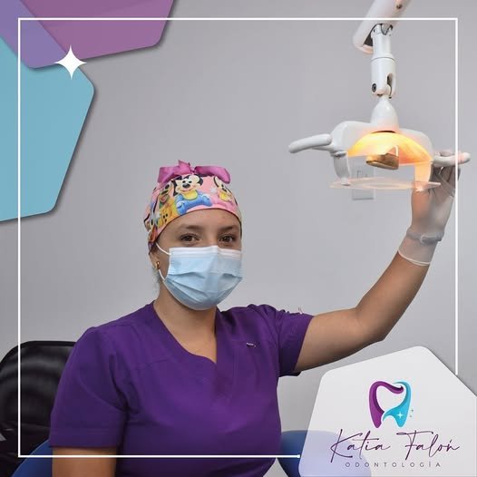Dra. Katia Falón ajustando el equipo dental en su consultorio de Armenia, Quindío — odontología sin dolor